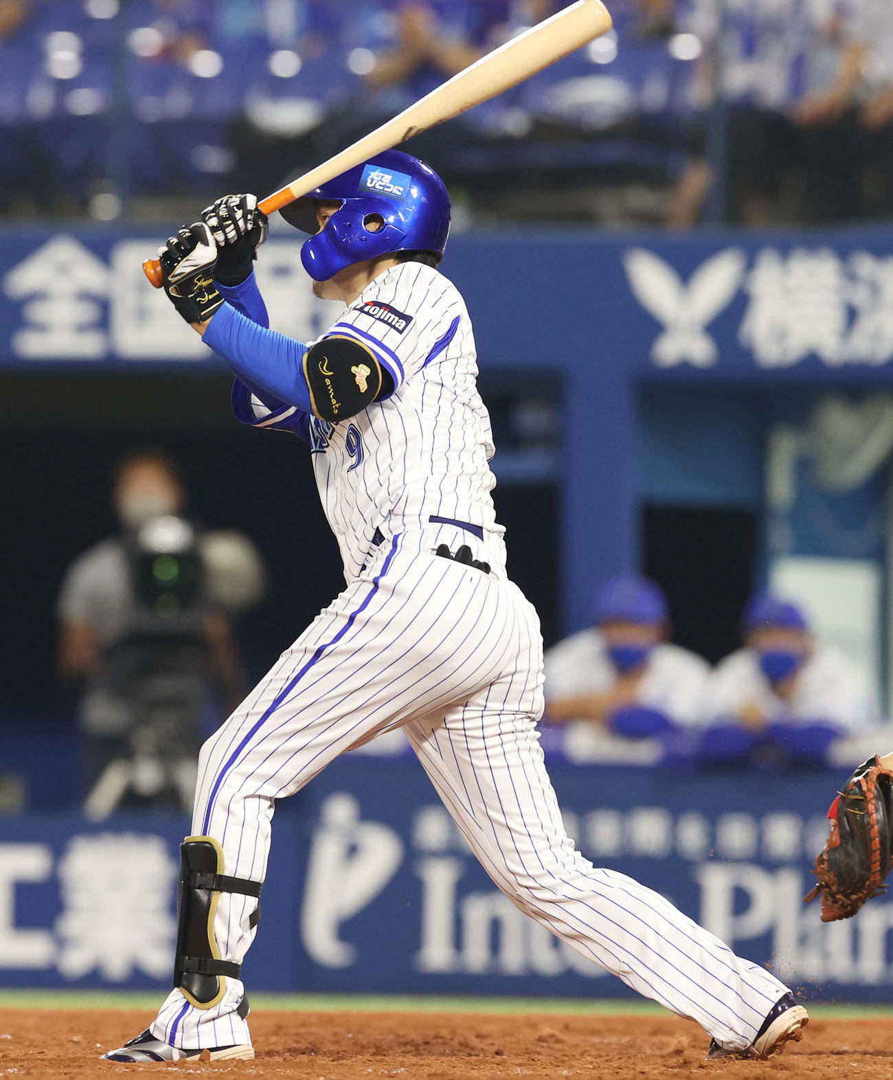 DeNA対ヤクルト　4回裏DeNA無死二、三塁、左翼に適時打を放つ大和（撮影・垰建太）