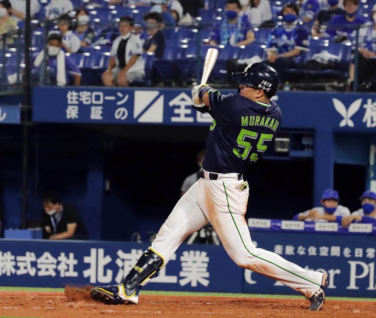 DeNA対ヤクルト　5回表ヤクルト2死、右越えソロ本塁打を放つ村上（撮影・垰建太）
