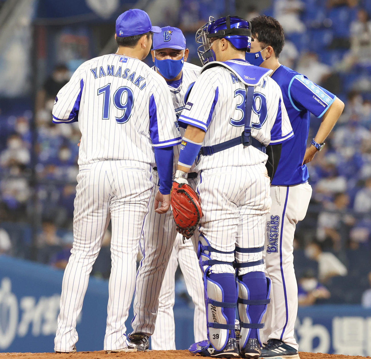 DeNA対ヤクルト　9回表ヤクルト1死一、二塁、青木に四球を与え満塁とした場面でマウンドの山崎（19番）に直接声をかけるラミレス監督（中央左）（撮影・垰建太）