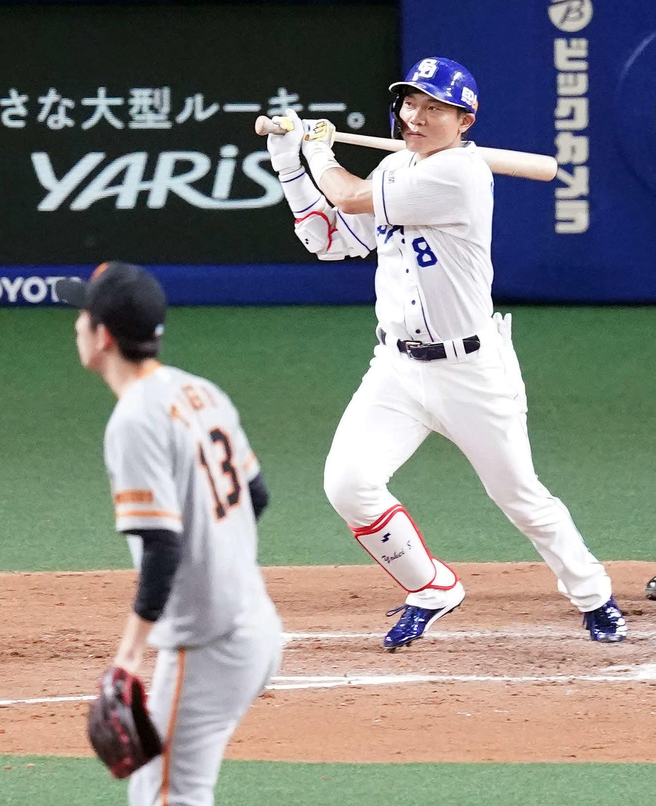 中日対巨人　3回裏中日2死一、二塁、先制適時二塁打を放つ大島。投手戸郷（撮影・江口和貴）