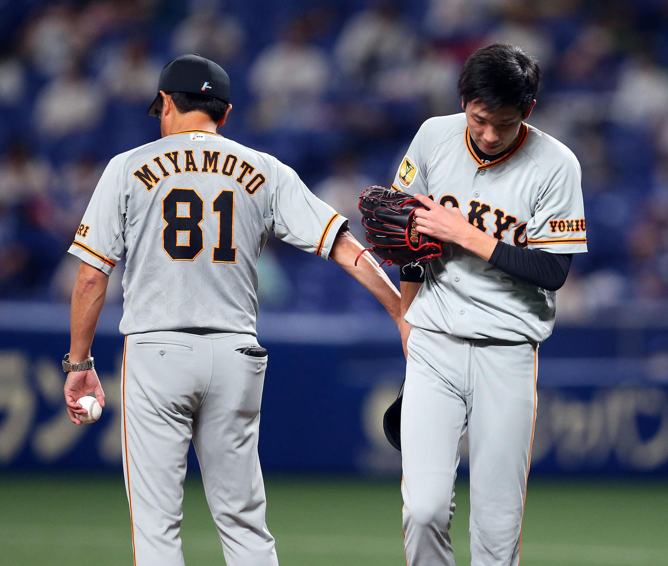 中日対巨人　4回裏中日2死二、三塁、降板する戸郷。左は宮本コーチ（撮影・大野祥一）