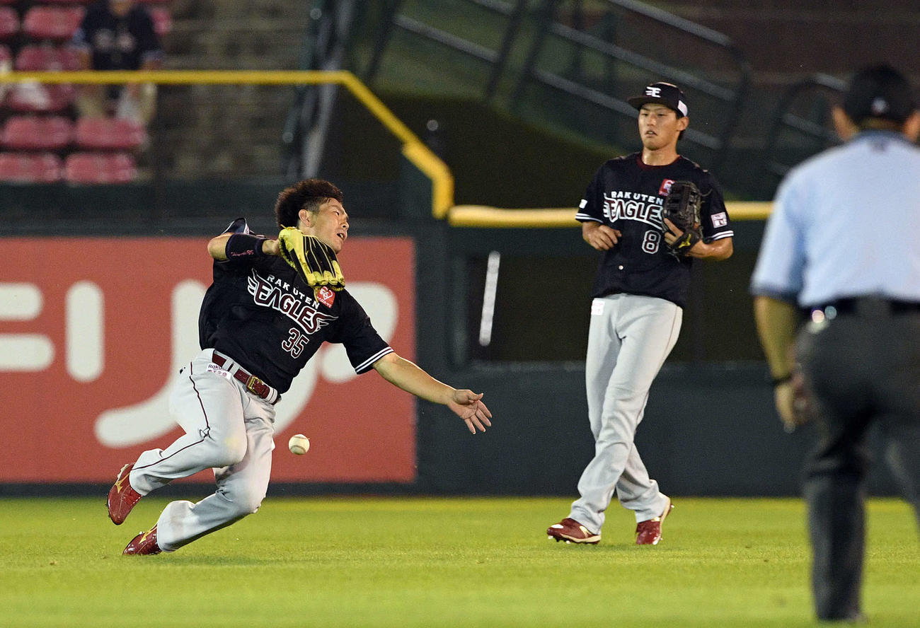 楽天対オリックス　9回表オリックス無死、宗の打球を取り損ねる左翼手島内（左）。右は中堅手辰己（撮影・滝沢徹郎）