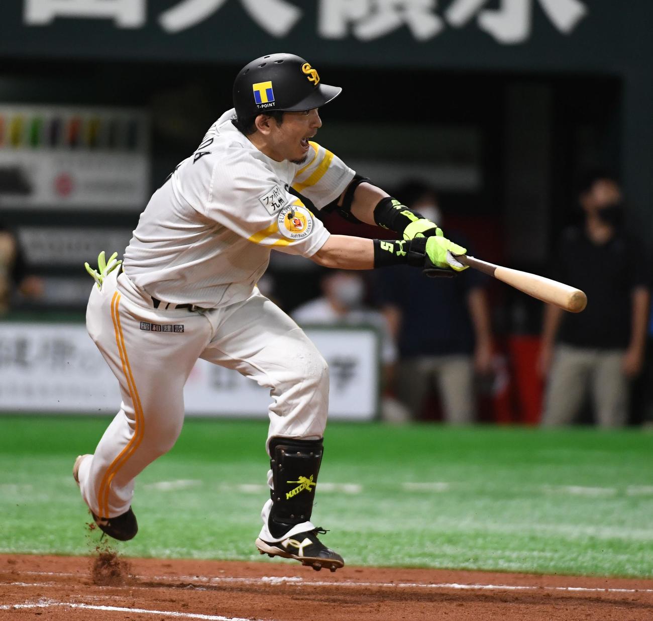 ソフトバンク対日本ハム　7回裏ソフトバンク2死二、三塁、松田宣は中前に逆転の2点適時打を放つ（撮影・今浪浩三）