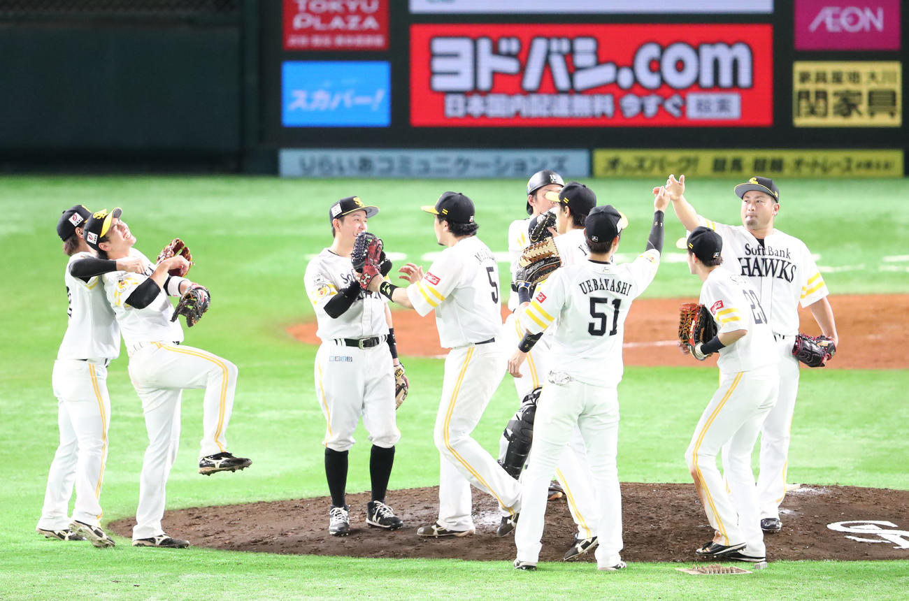ソフトバンク対日本ハム　日本ハムに逆転勝利を飾ったソフトバンクナインは喜び合う（撮影・梅根麻紀）
