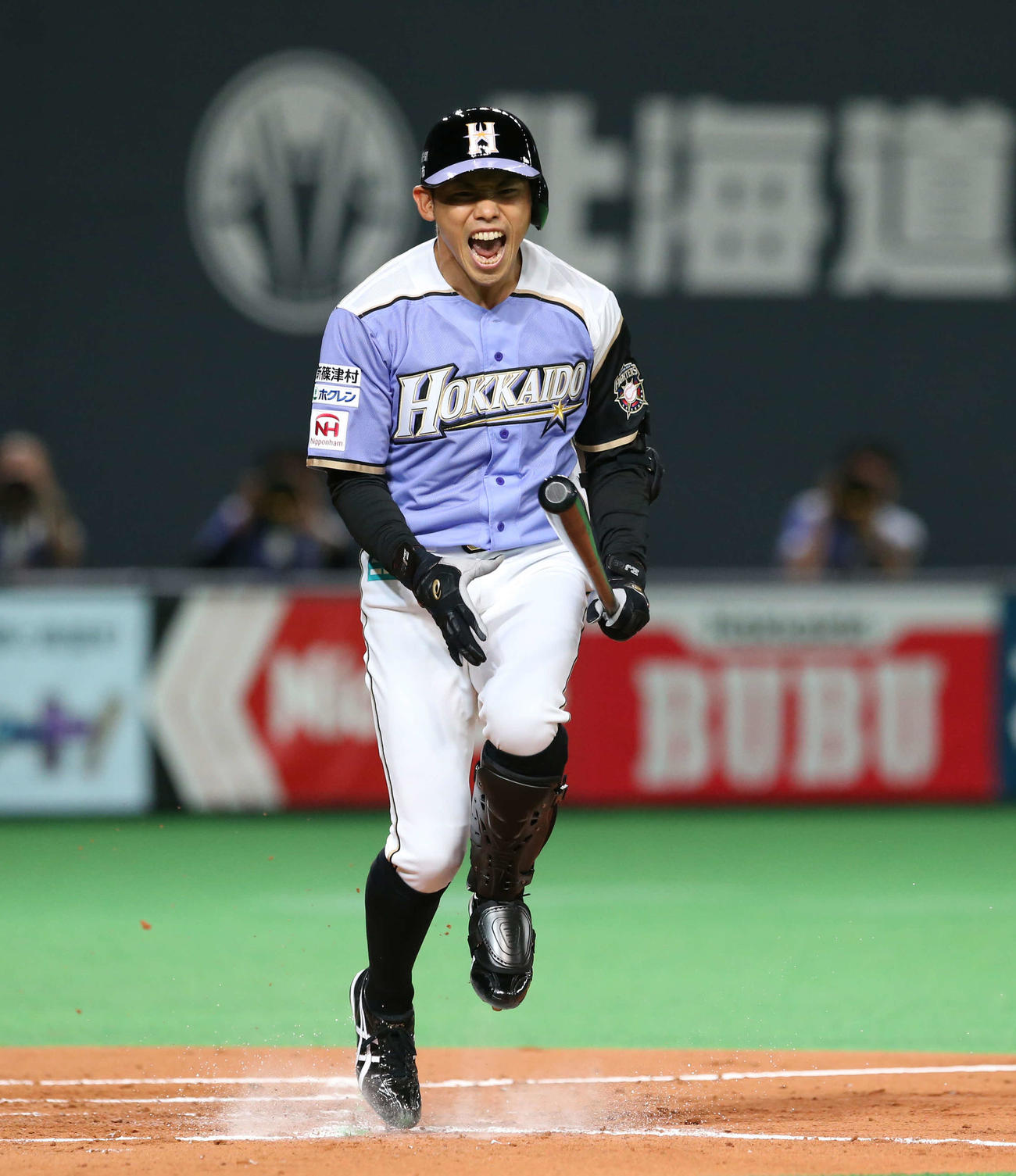 15年6月12日、移籍デビュー戦の第1打席、三直に倒れ跳び上がりながら悔しがる矢野