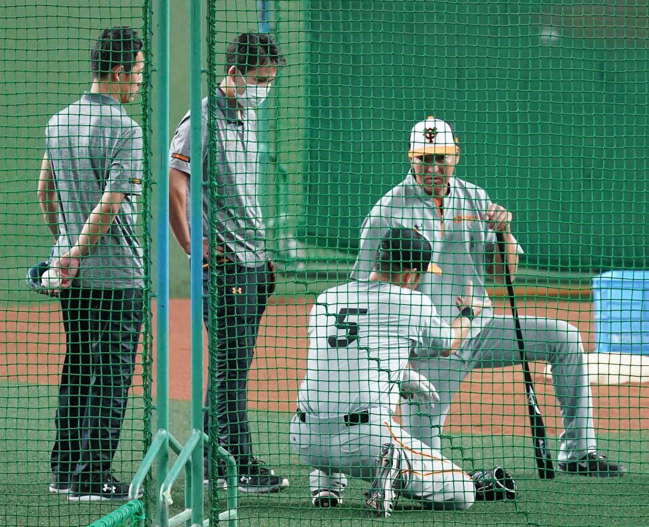 中日対巨人　試合前練習中、巨人後藤野手総合コーチ（右端）と話す中島（撮影・江口和貴）