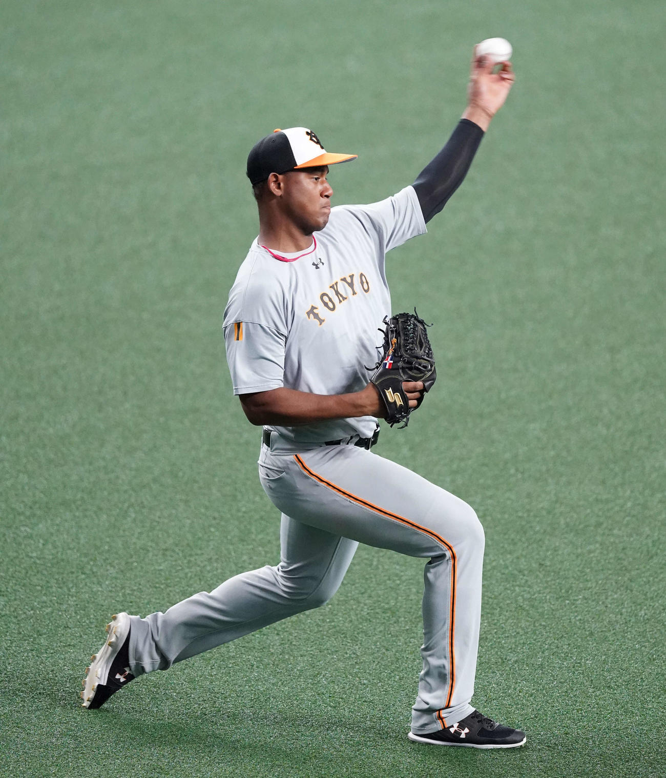 中日対巨人　試合前練習でキャッチボールする巨人メルセデス（撮影・江口和貴）