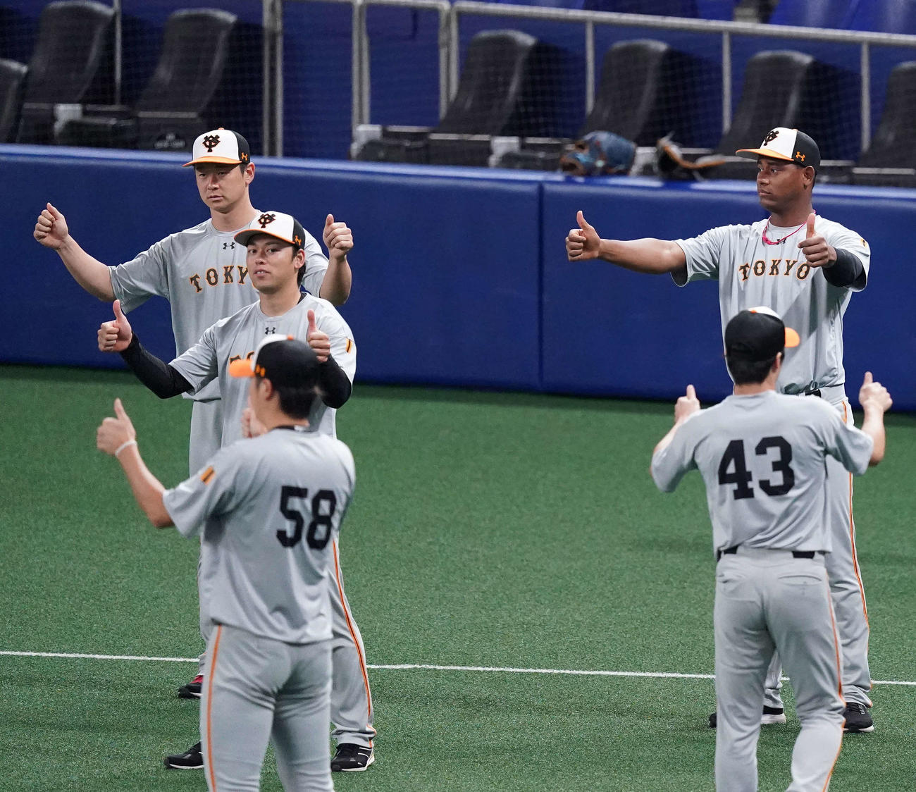 中日対巨人　試合前練習に臨むメルセデス（後方右）ら巨人ナイン（撮影・江口和貴）