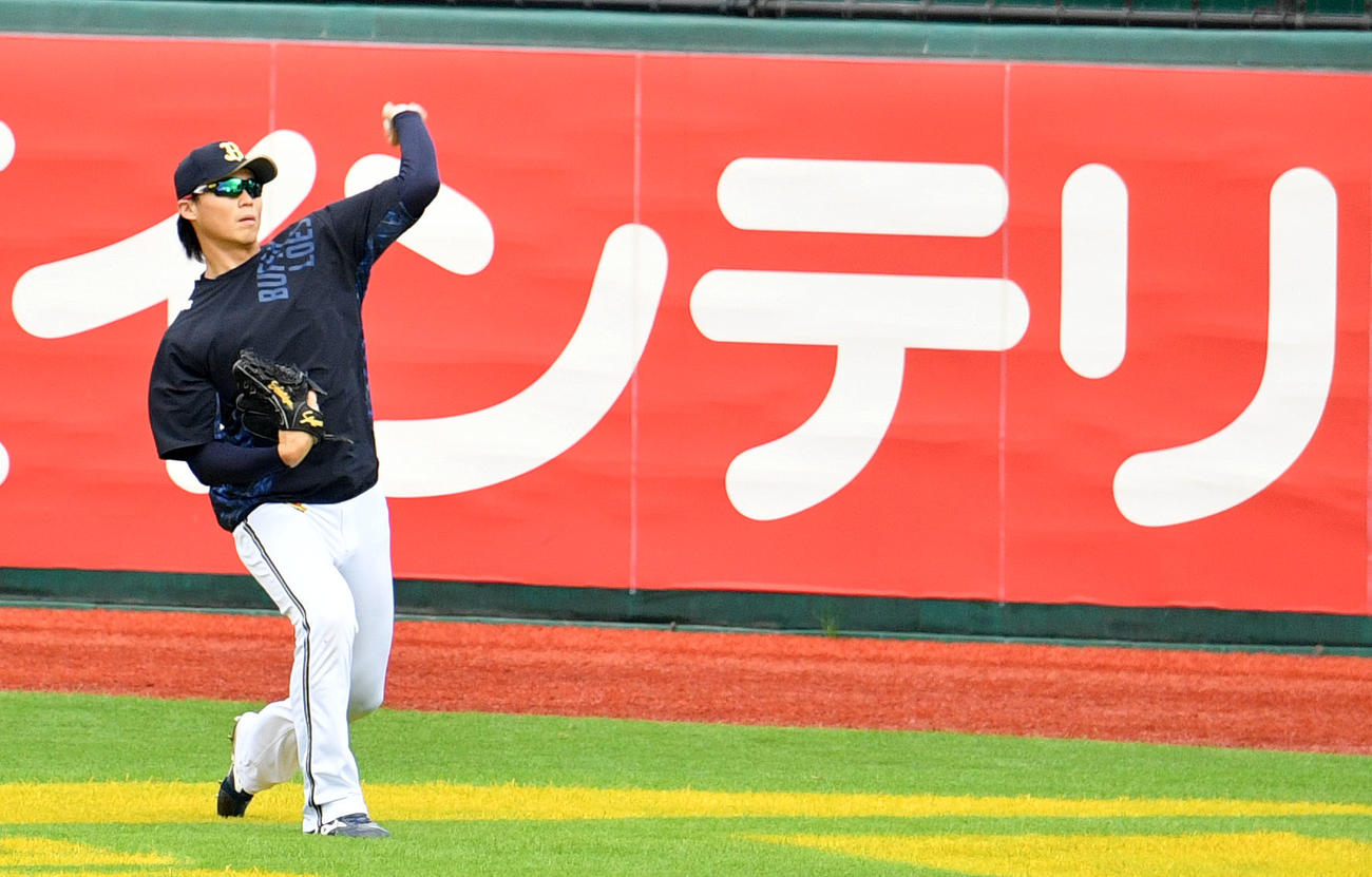 楽天対オリックス　試合前練習のキャッチボールで調整するオリックス山崎福（撮影・滝沢徹郎）