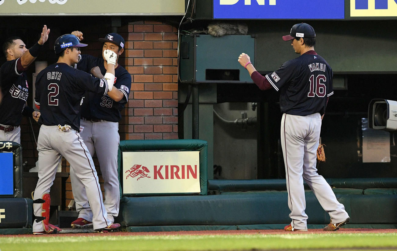 楽天対オリックス　2回裏楽天1死一、三塁、中越え3点本塁打を放った太田（左手前）は生還し涌井（右）とエアタッチを交わす（撮影・滝沢徹郎）