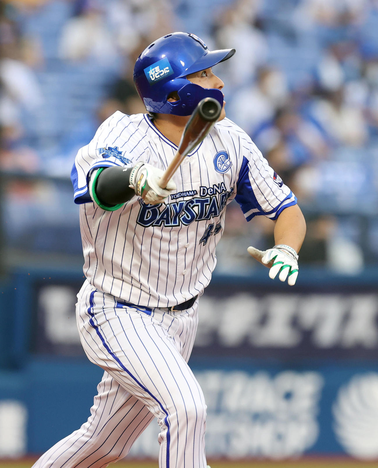 DeNA対ヤクルト　1回裏DeNA2死、右中間に今シーズン第1号となるソロ本塁打を放つ佐野（撮影・垰建太）
