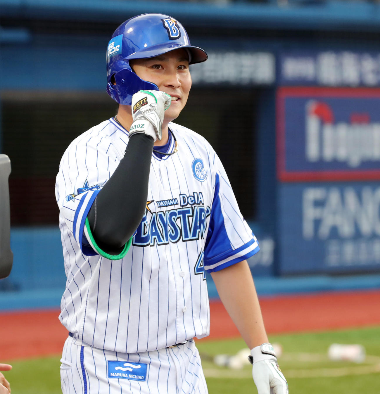 DeNA対ヤクルト　1回裏DeNA2死、右中間に今シーズン第1号となるソロ本塁打を放った佐野はガッツポーズ（撮影・垰建太）