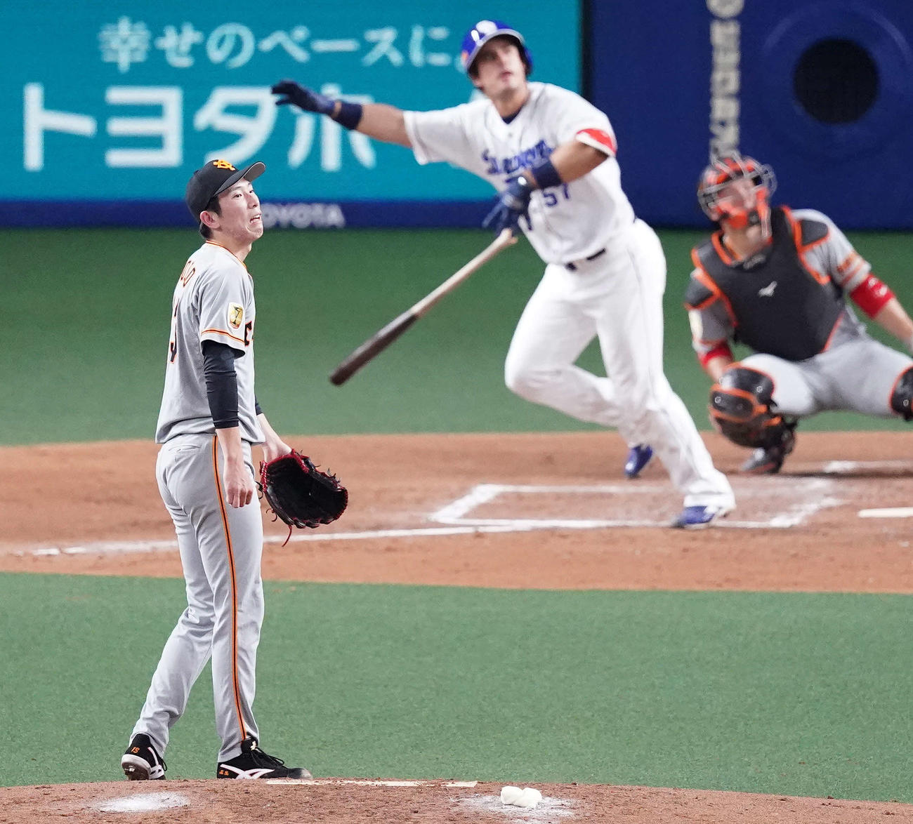 中日対巨人　4回裏中日無死、A・マルティネス（中央）に左越えソロ本塁打を浴びる戸郷（撮影・江口和貴）