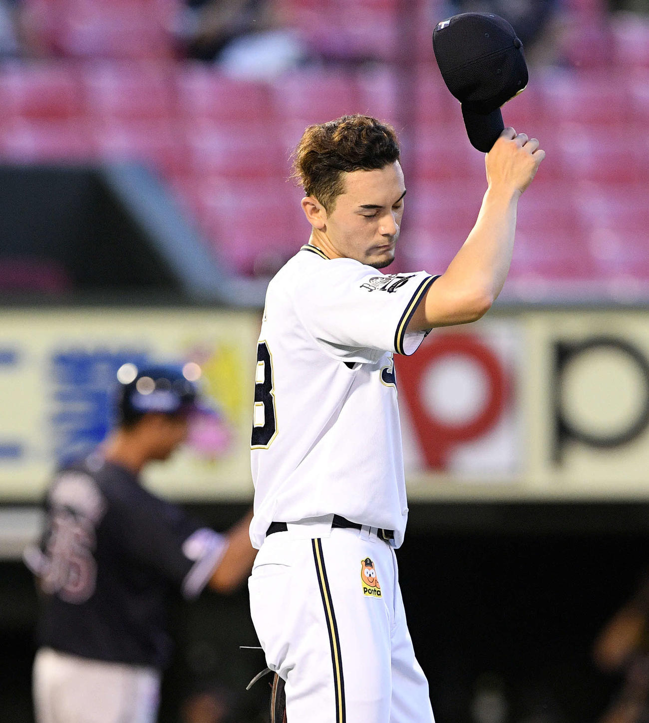 楽天対オリックス　2回裏楽天1死一、三塁、太田に中越え3点本塁打を浴び汗をぬぐう鈴木（撮影・滝沢徹郎）