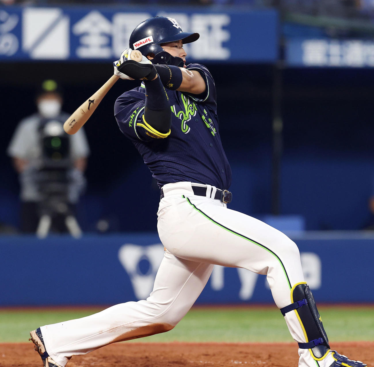DeNA対ヤクルト　3回表ヤクルト無死一、二塁、中前適時打を放つ村上（撮影・垰建太）