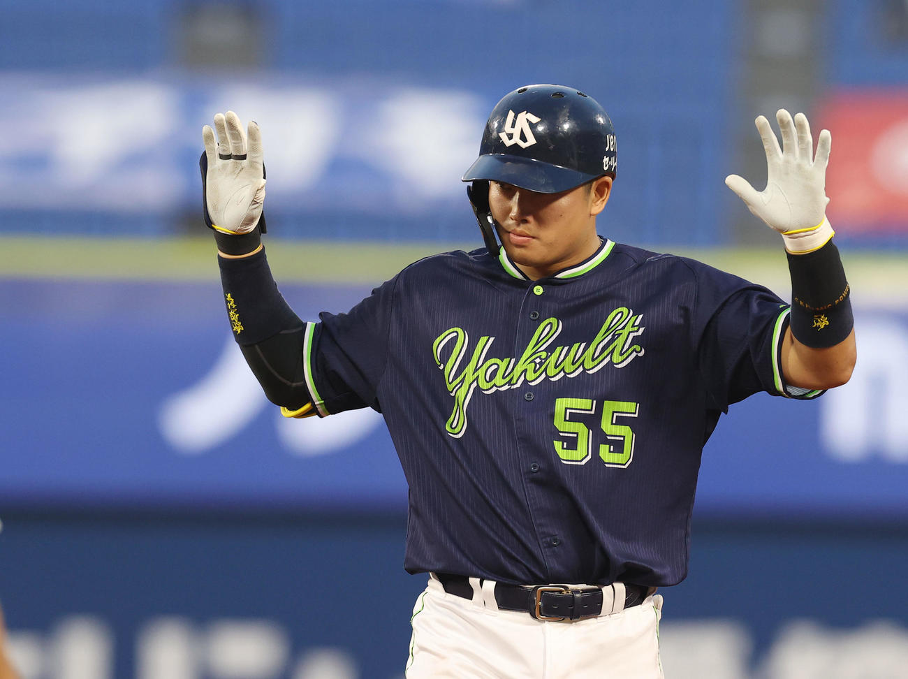 DeNA対ヤクルト　3回表ヤクルト無死一、二塁、中前適時打を放ち手を広げる村上（撮影・垰建太）