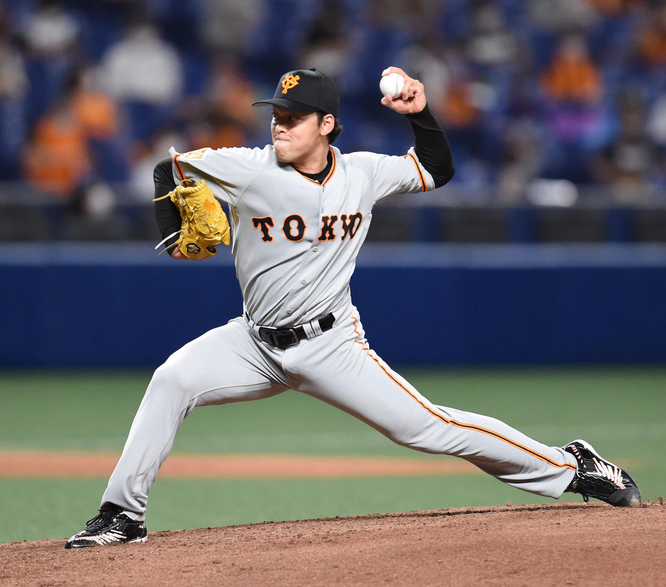巨人2番手で登板する高梨雄平（撮影・森本幸一）