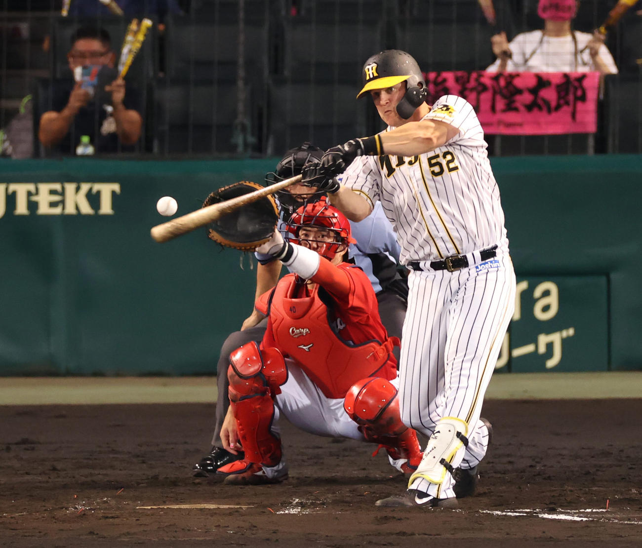 阪神対広島　8回裏阪神1死、右越えの勝ち越し本塁打を放つジェリー・サンズ（撮影・清水貴仁）