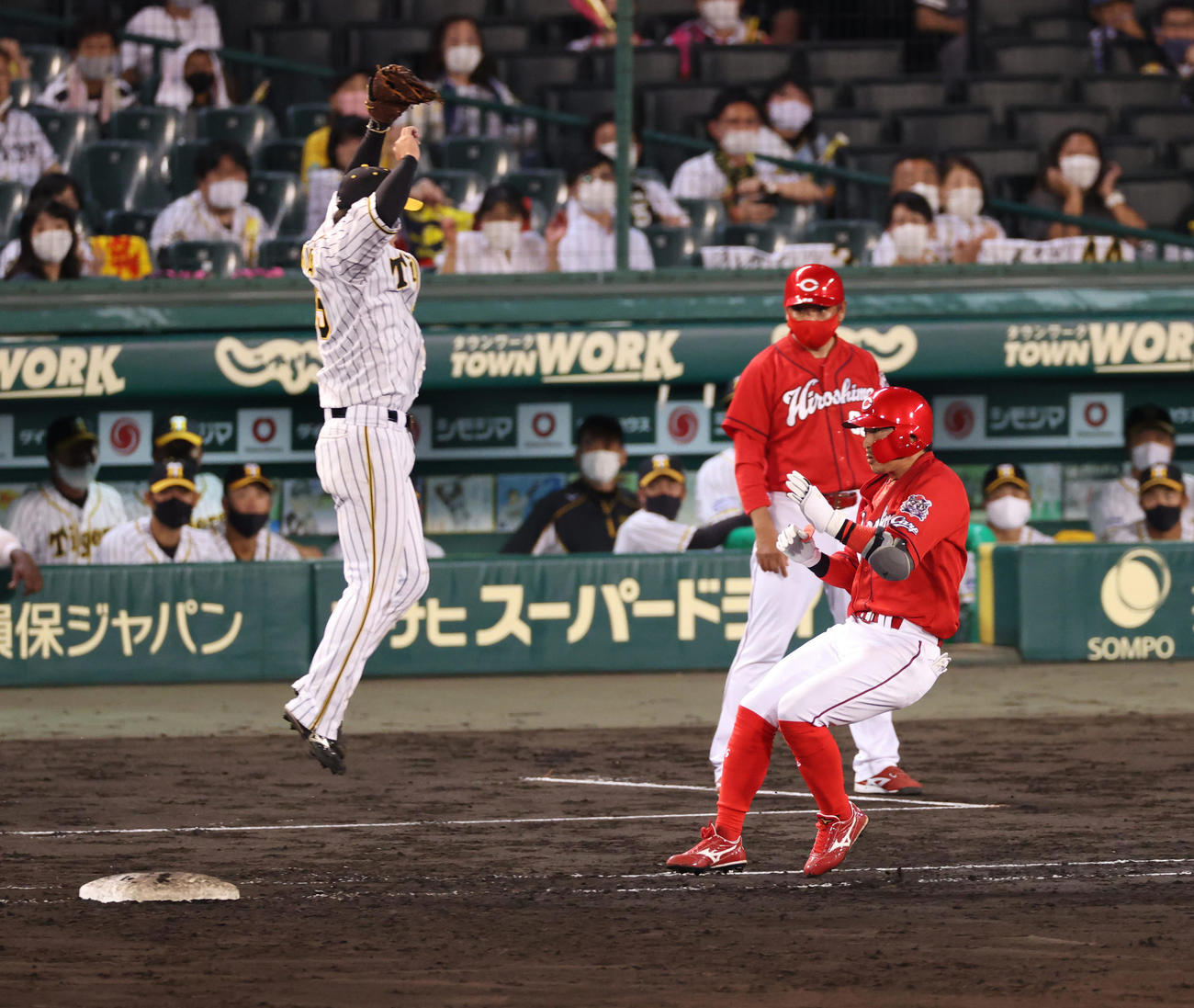 三塁手大山悠輔が一塁悪送球し二塁走者鈴木誠也が生還し同点となる（撮影・清水貴仁）