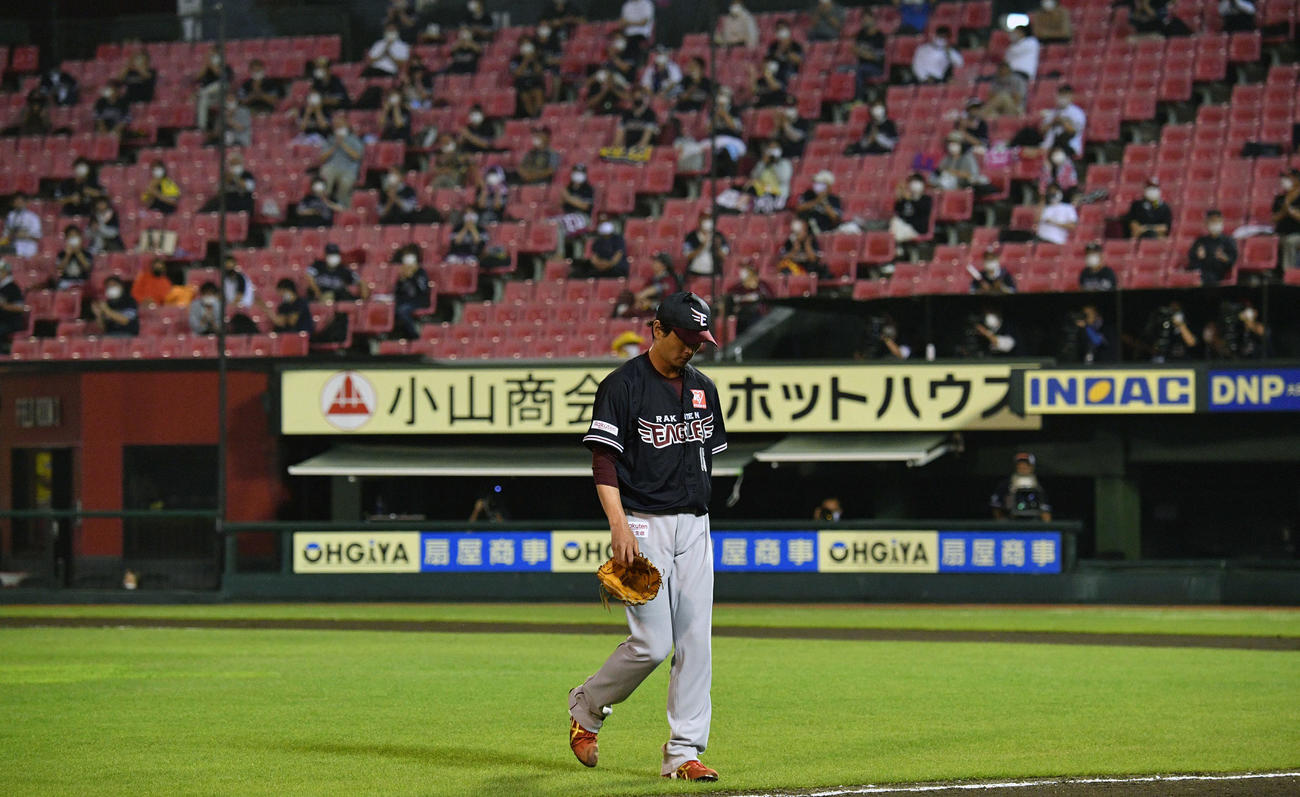 楽天対オリックス　7回表オリックス1死一塁、T－岡田を空振り三振に仕留めた涌井は観客の拍手を受けながらベンチへ引き揚げる（撮影・滝沢徹郎）