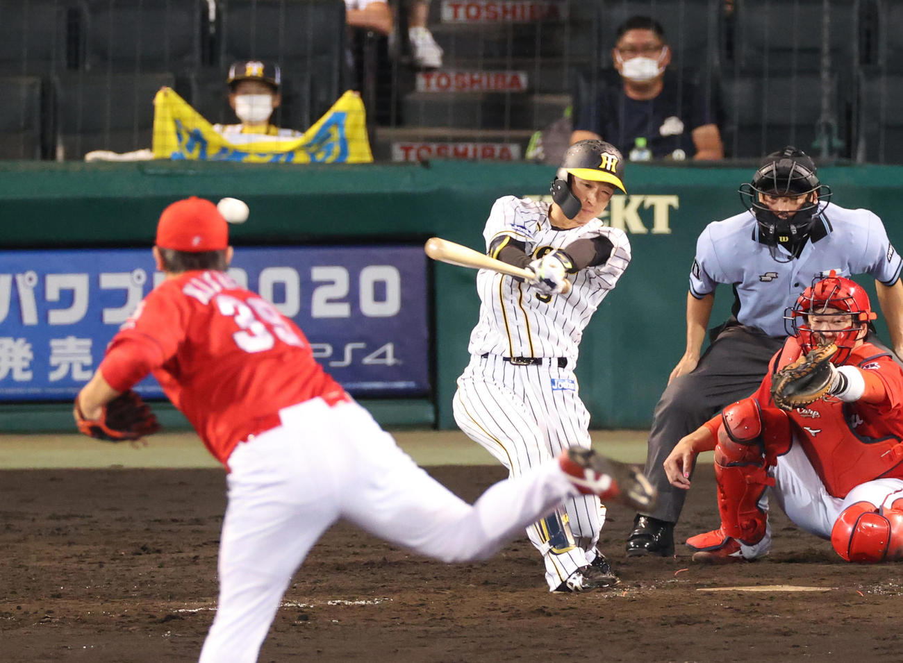 右前へ同点適時打を放つ近本（撮影・清水貴仁）