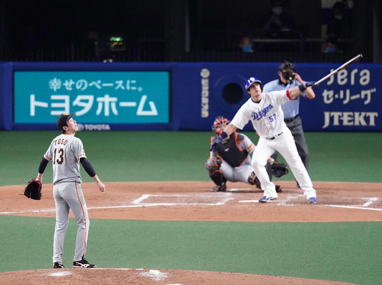 中日対巨人　4回裏中日無死、A・マルティネス（後方中央）に左越えソロ本塁打を浴びる戸郷（撮影・江口和貴）