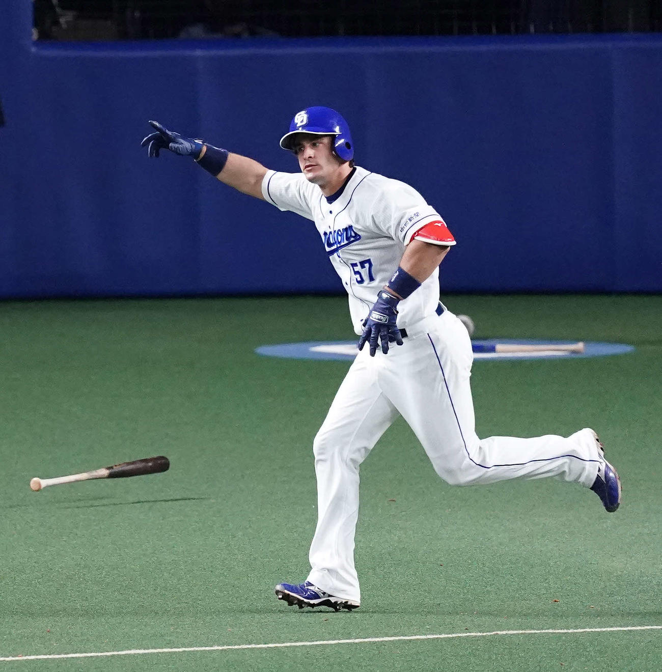 中日対巨人　4回裏中日無死、ソロ本塁打を放ち指を突き上げるマルティネス（撮影・江口和貴）