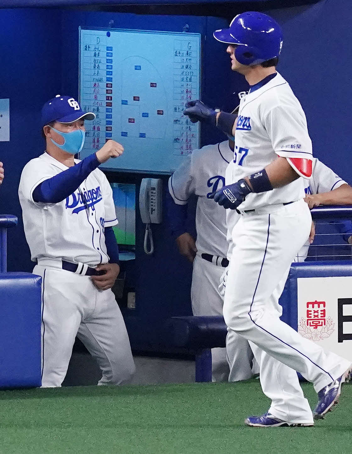 中日対巨人　4回裏中日無死、ソロ本塁打を放ったA・マルティネス（右）を迎える与田監督（撮影・江口和貴）