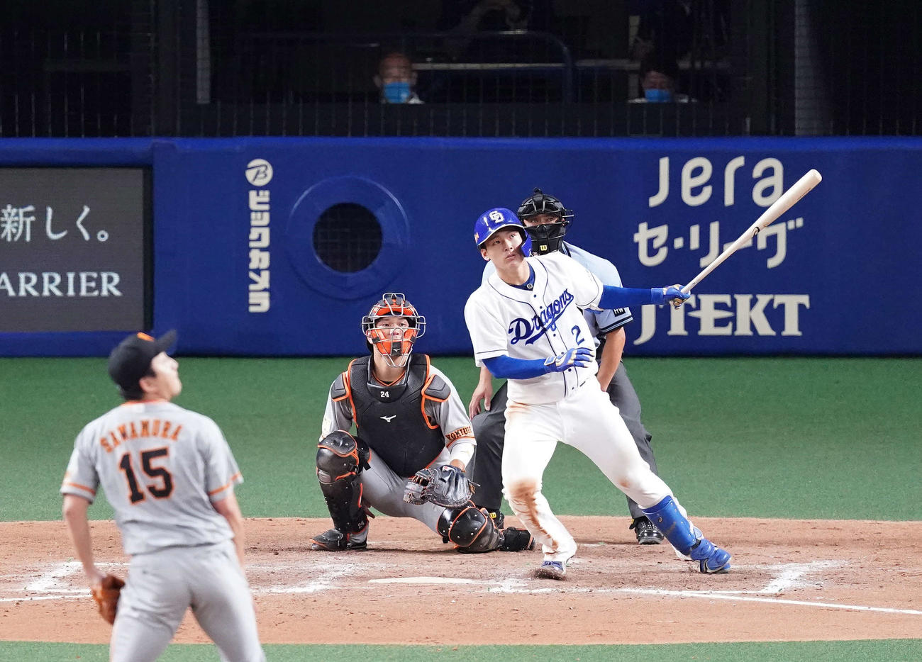 中日対巨人　8回裏中日1死三塁、フェンス直撃でプロ初適時打とする石川昴。投手沢村（撮影・江口和貴）