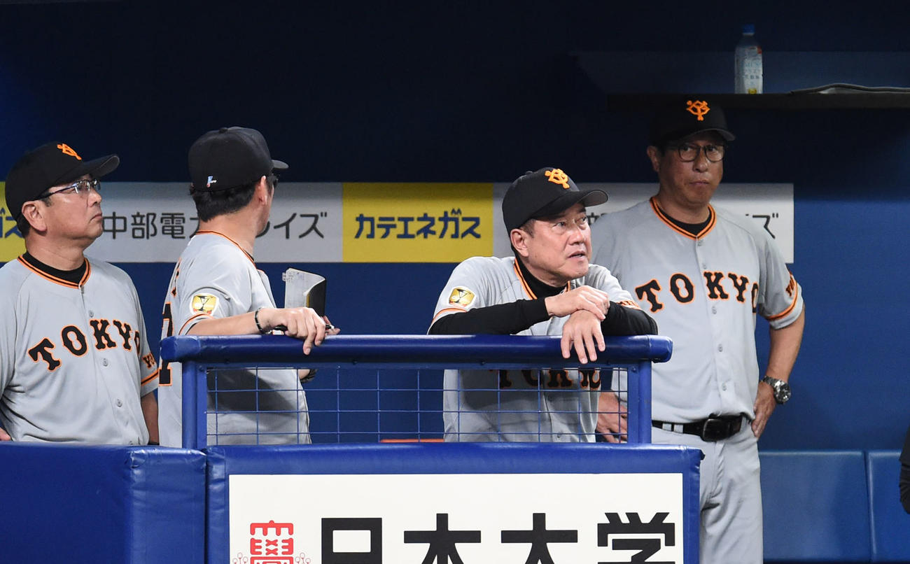 プロ野球中日対巨人　6回表巨人攻撃終了、ベンチでさえない表情の原辰徳監督（撮影・森本幸一）