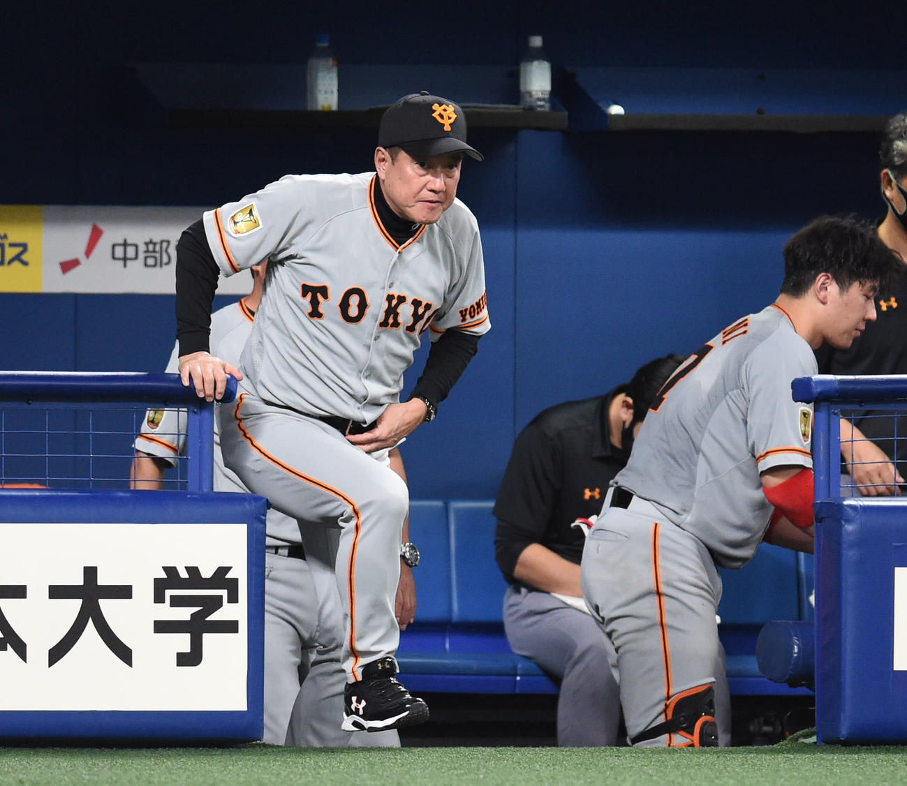 プロ野球中日対巨人　6回表巨人攻撃終了、選手交代を告げる原辰徳監督（撮影・森本幸一）