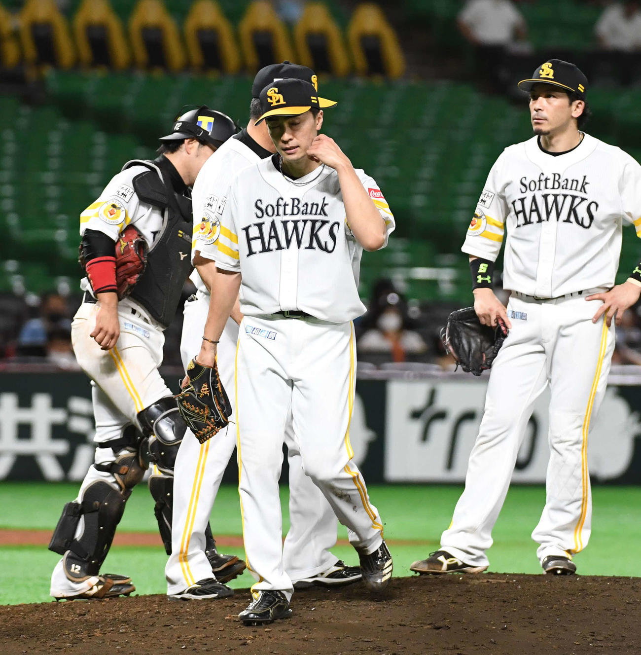 ソフトバンク対日本ハム　5回表日本ハム1死一、二塁、ピンチを招き降板する先発和田（撮影・今浪浩三）