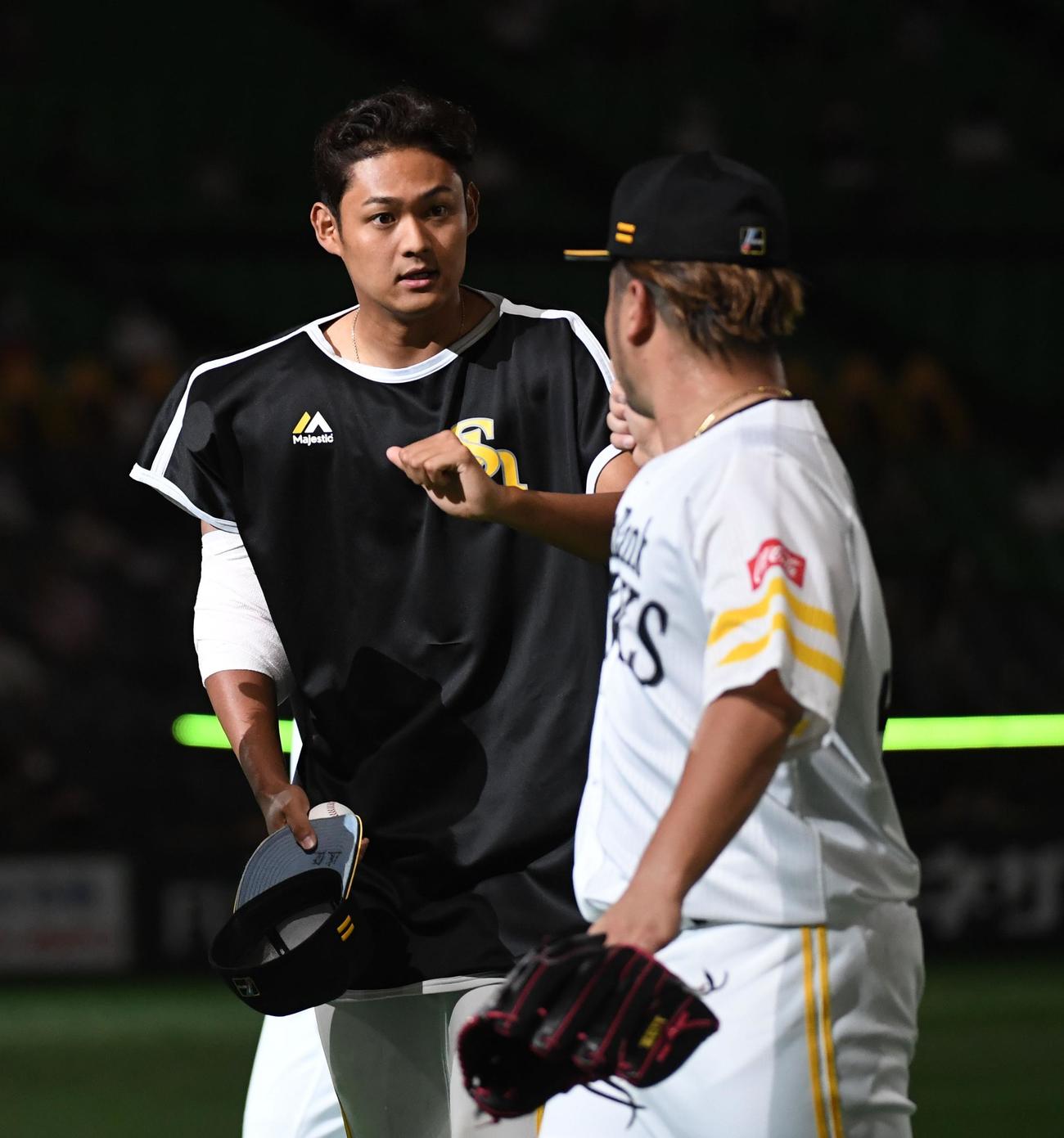 ソフトバンク対日本ハム　今季初勝利の椎野は森とグータッチ（撮影・今浪浩三）