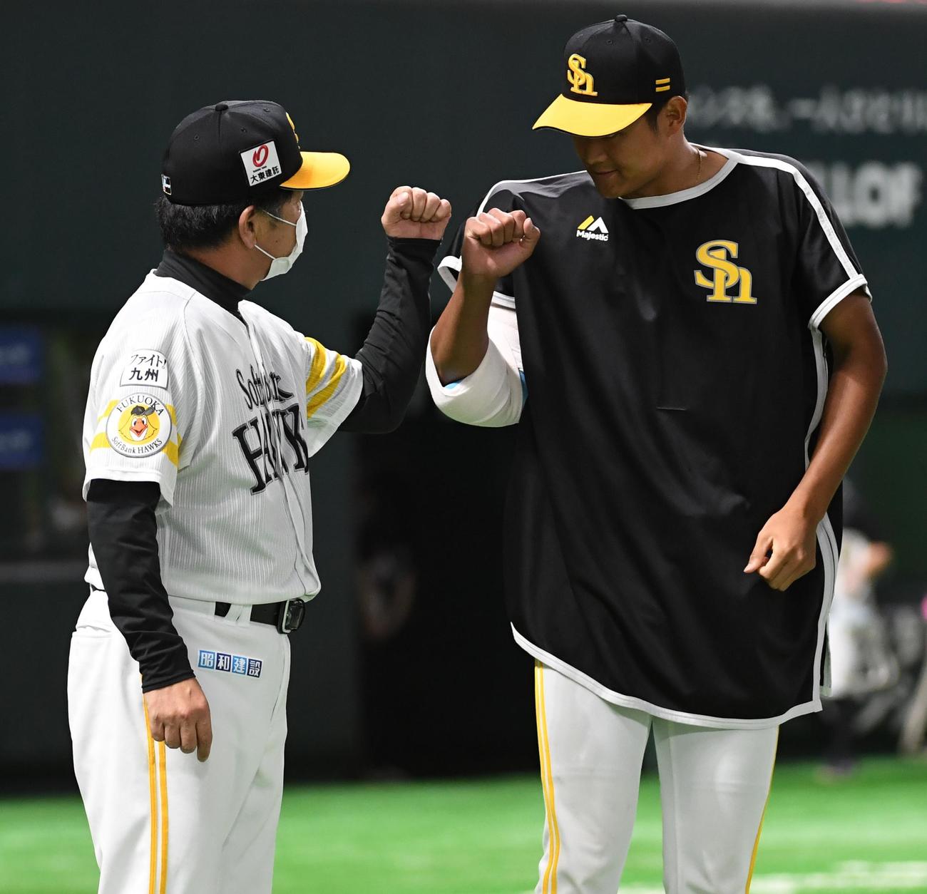 ソフトバンク対日本ハム　今季初勝利の椎野新（右）は工藤公康監督とグータッチを交わす（撮影・今浪浩三）