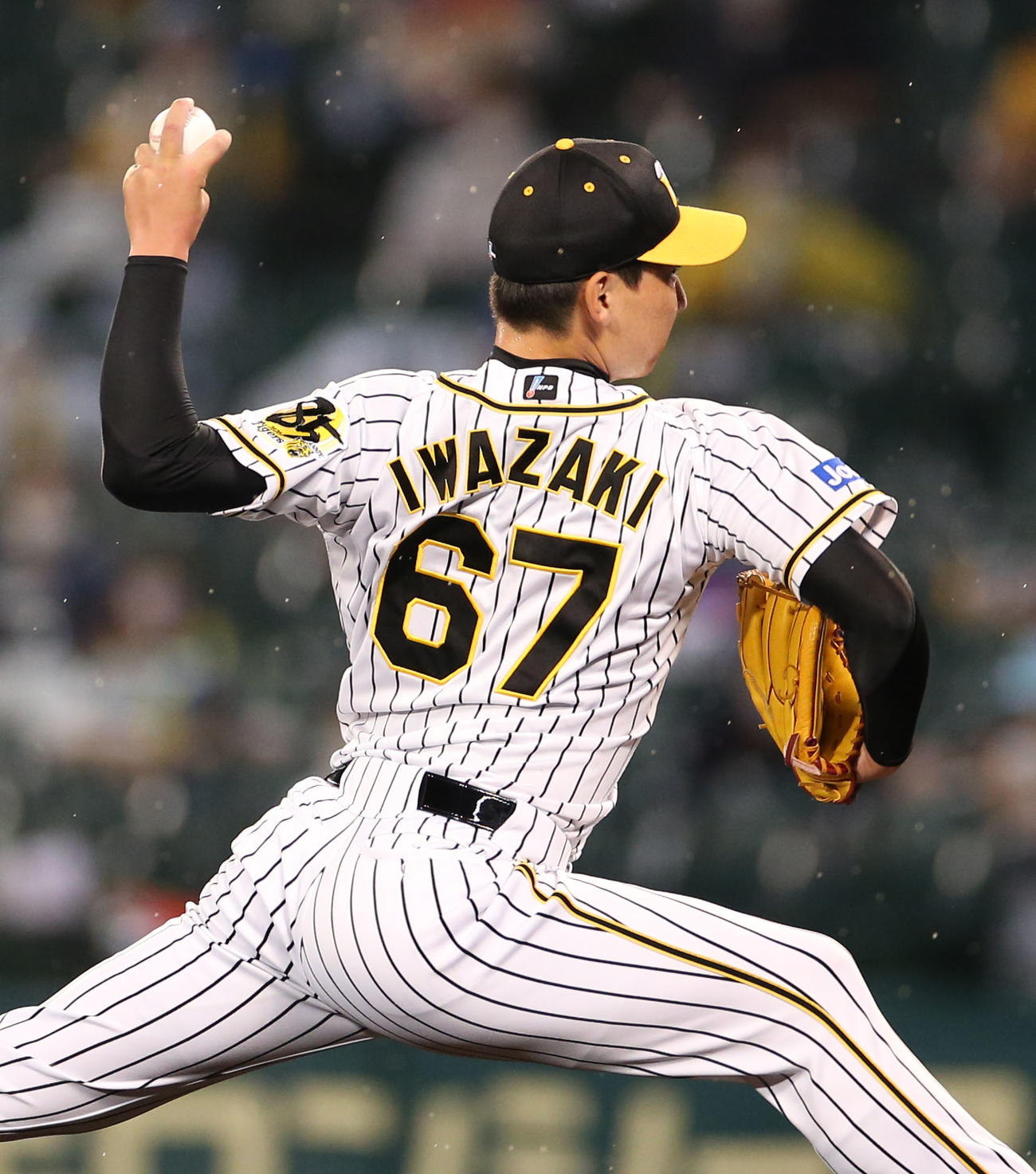 阪神対広島4回戦　8回、2番手で登板の岩崎優（撮影・上山淳一）
