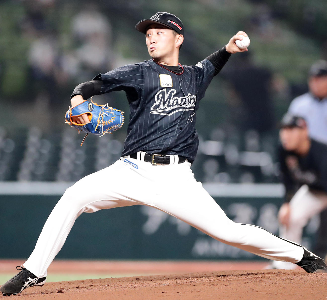 西武対ロッテ　力投するロッテ先発の小島（撮影・浅見桂子）