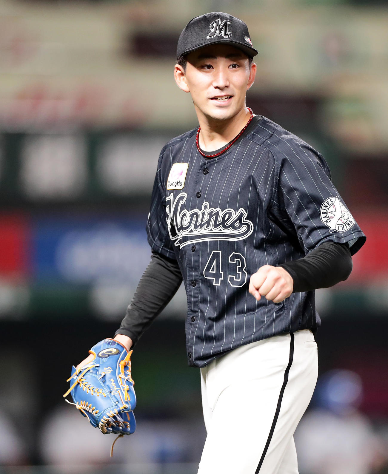 西武対ロッテ　6回裏西武1死一、二塁、森を併殺に仕留めた小島は笑顔で小さくガッツポーズ（撮影・浅見桂子）