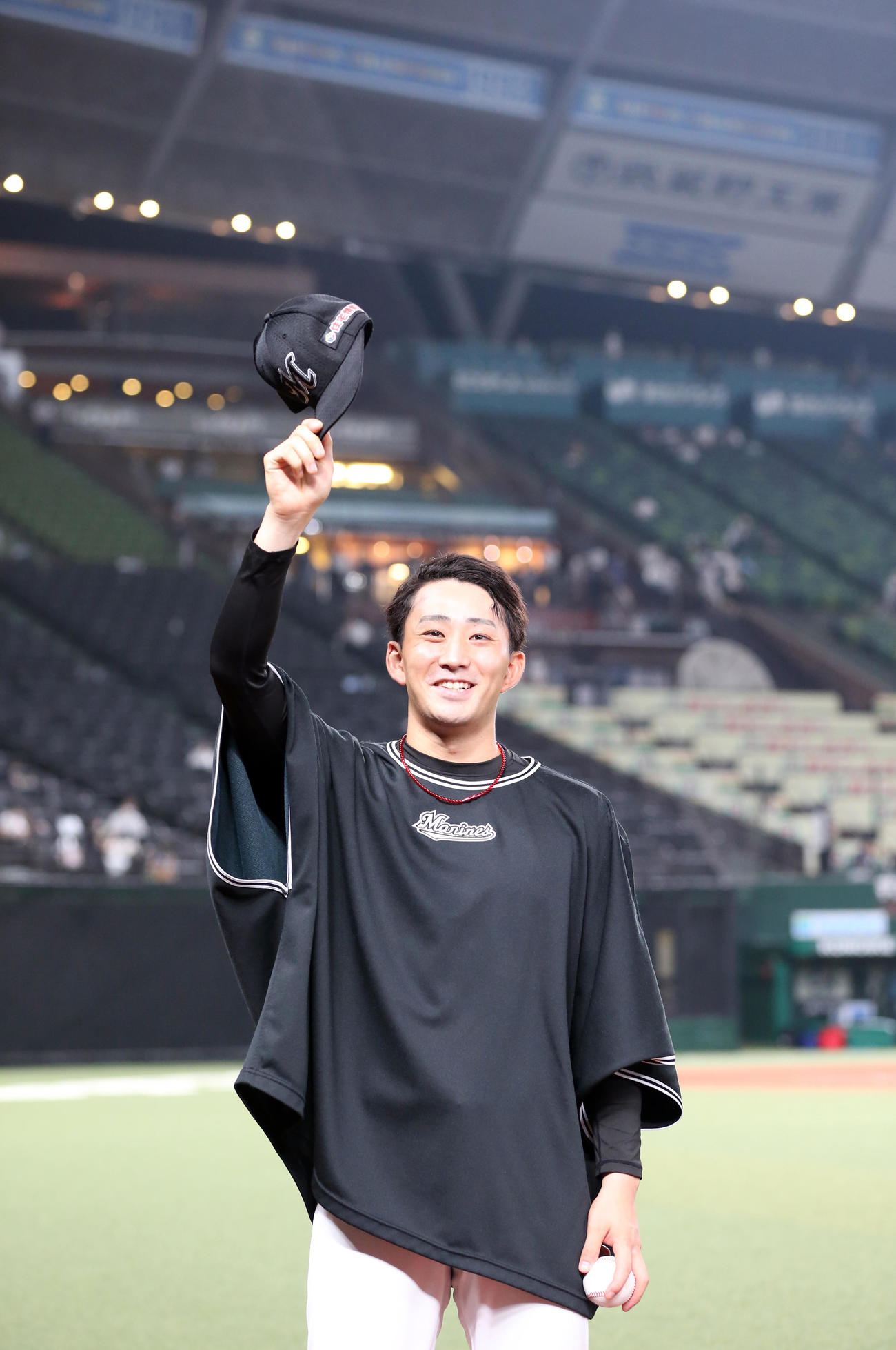 西武対ロッテ　勝利投手のロッテ小島はウイニングボールを手に笑顔であいさつする（撮影・浅見桂子）