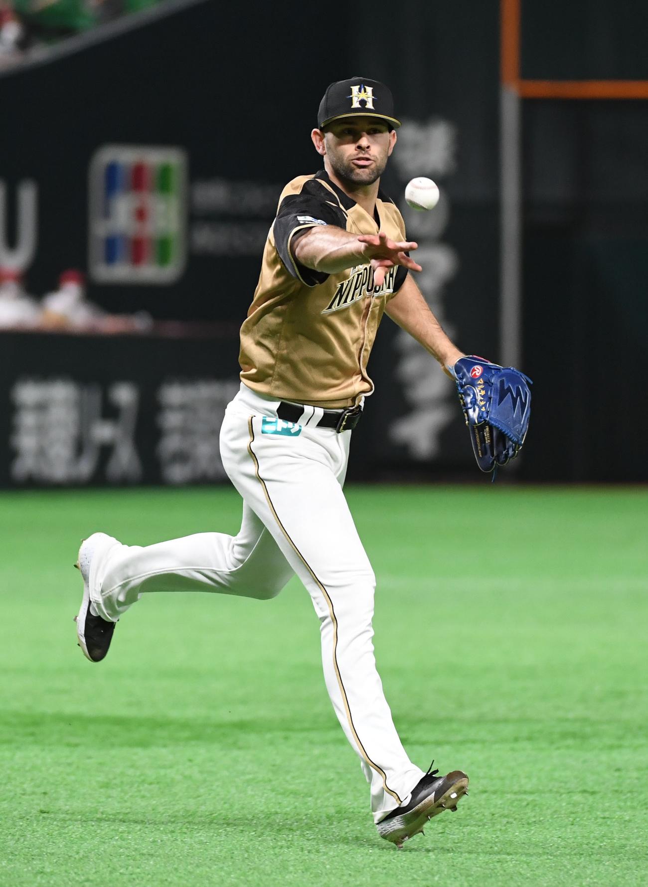 ソフトバンク対日本ハム　6回裏ソフトバンク1死、栗原を投ゴロに仕留める先発のマルティネス（撮影・今浪浩三）