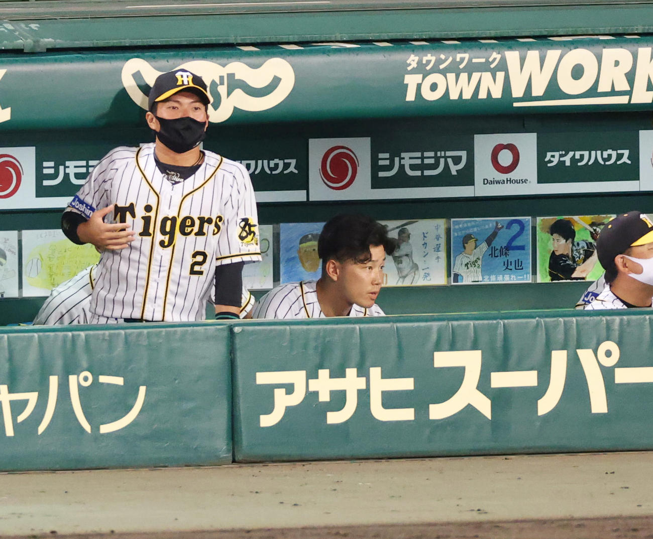 4回裏阪神、ベンチで厳しい顔をみせる糸原健斗（撮影・清水貴仁）