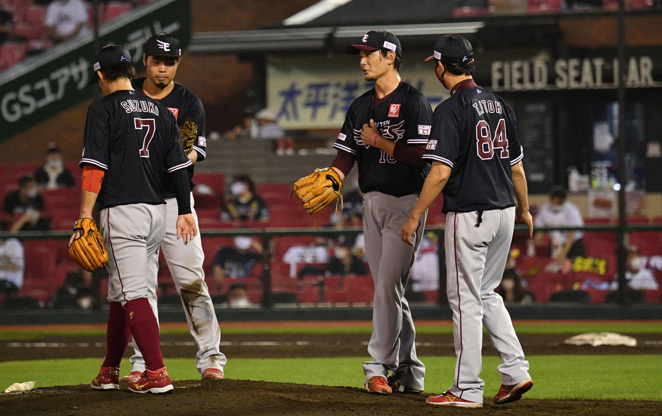 楽天対オリックス　7回表オリックス1死一塁、T－岡田を空振り三振に仕留めた涌井（右から2人目）は伊藤投手チーフコーチ（右）から交代を告げられ笑顔を見せる（撮影・滝沢徹郎）