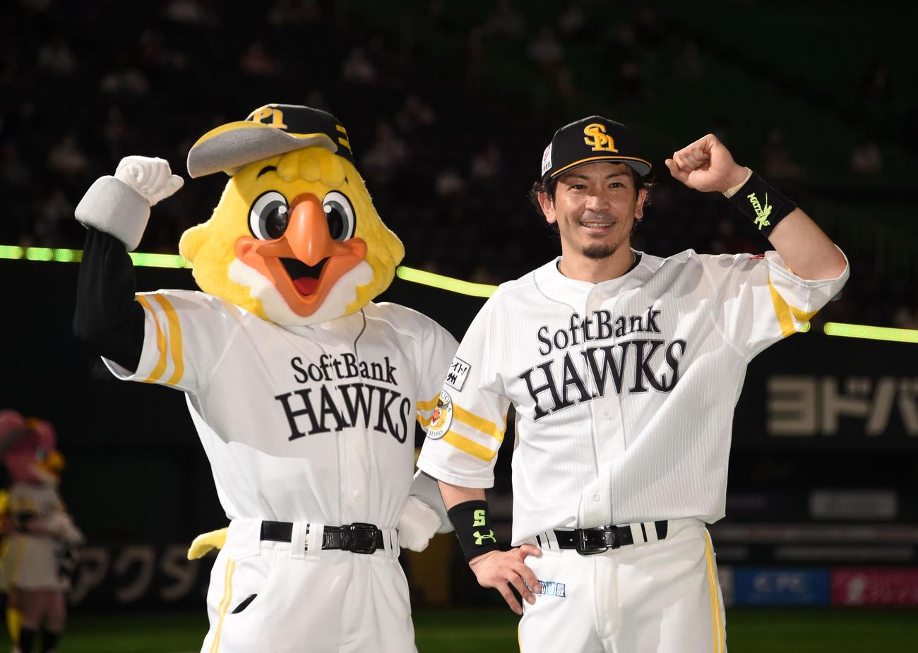 ソフトバンク対日本ハム　ハリーホークとガッツポーズをする松田宣（撮影・今浪浩三）