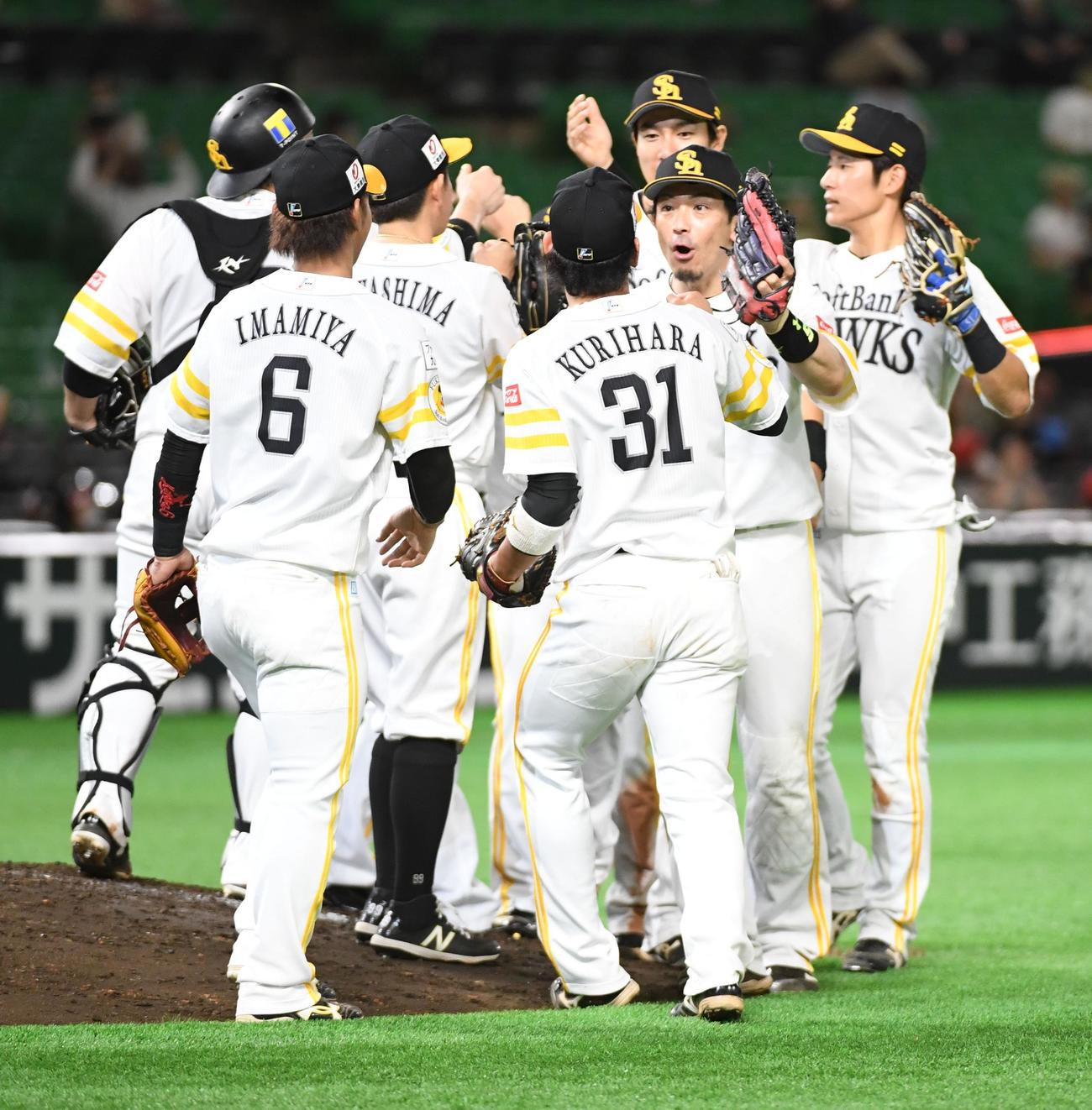 ソフトバンク対日本ハム　逆転勝利に喜ぶ松田宣浩らソフトバンクナイン（撮影・今浪浩三）