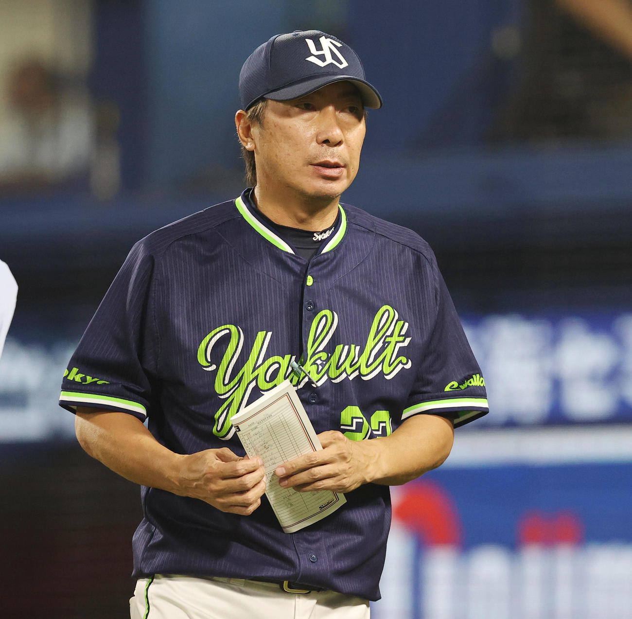 DeNA対ヤクルト　9回表の攻撃で得点できず選手交代を告げるヤクルト高津監督（撮影・垰建太）