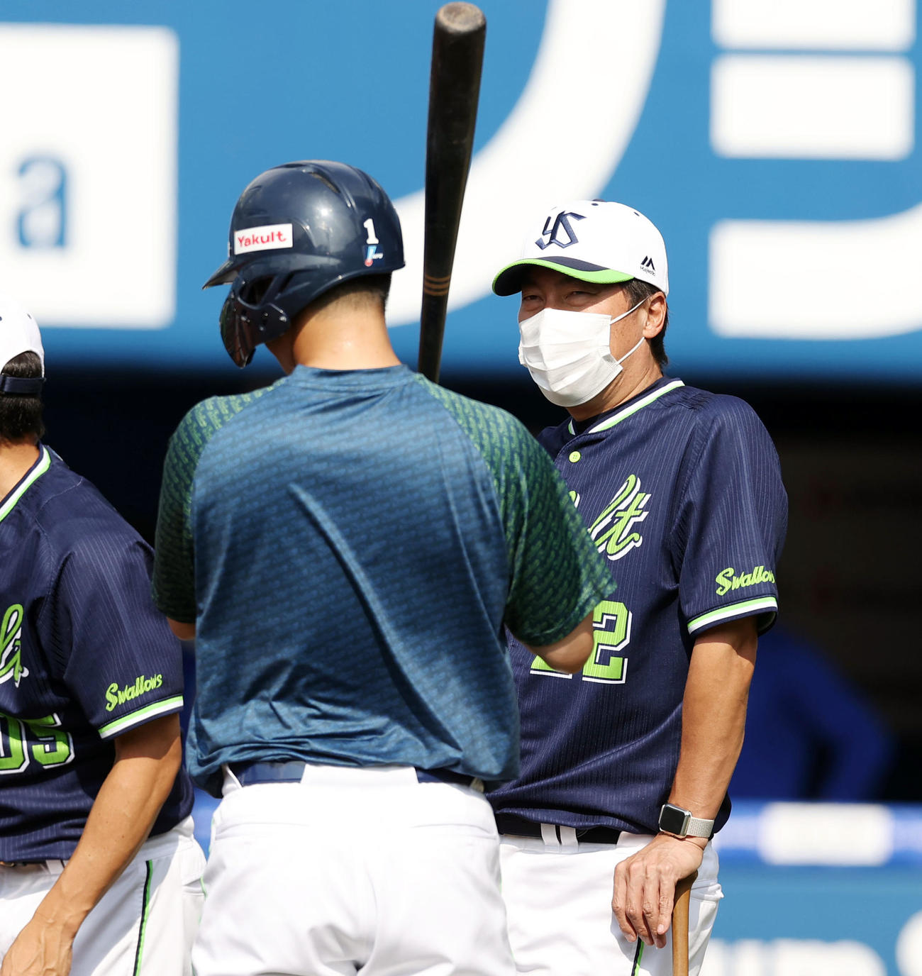 DeNA対ヤクルト　試合前、打撃練習中のヤクルト山田哲（手前）に声かける高津監督（撮影・垰建太）