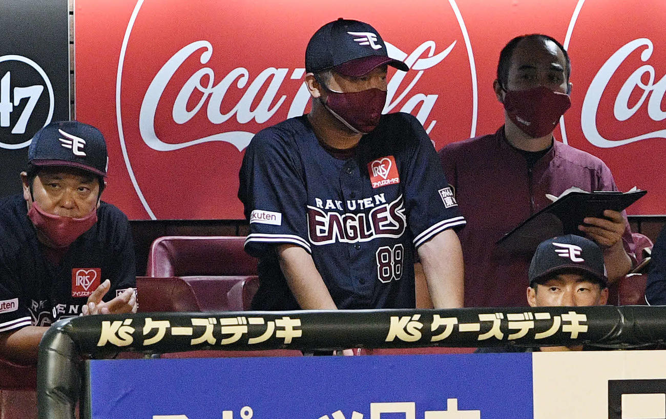 楽天対オリックス　9回に逆転され厳しい表情で戦況を見つめる楽天三木監督（左から2人目）（撮影・滝沢徹郎）