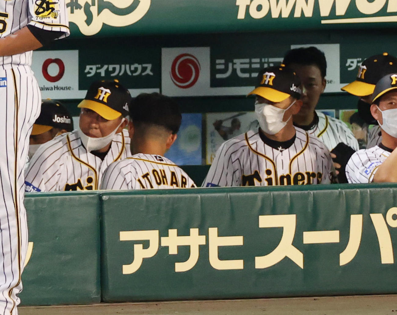 5回の守備を終えた糸原（左から2人目）に声を掛ける矢野監督（右）（撮影・清水貴仁）
