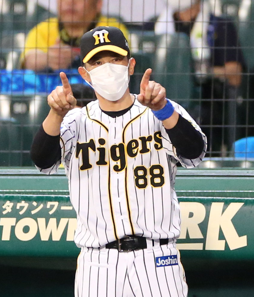 10回裏阪神無死一塁、一塁走者江越の二盗アウト判定にリプレー検証を要求する矢野監督、結果アウトで失敗に終わる（撮影・上山淳一）