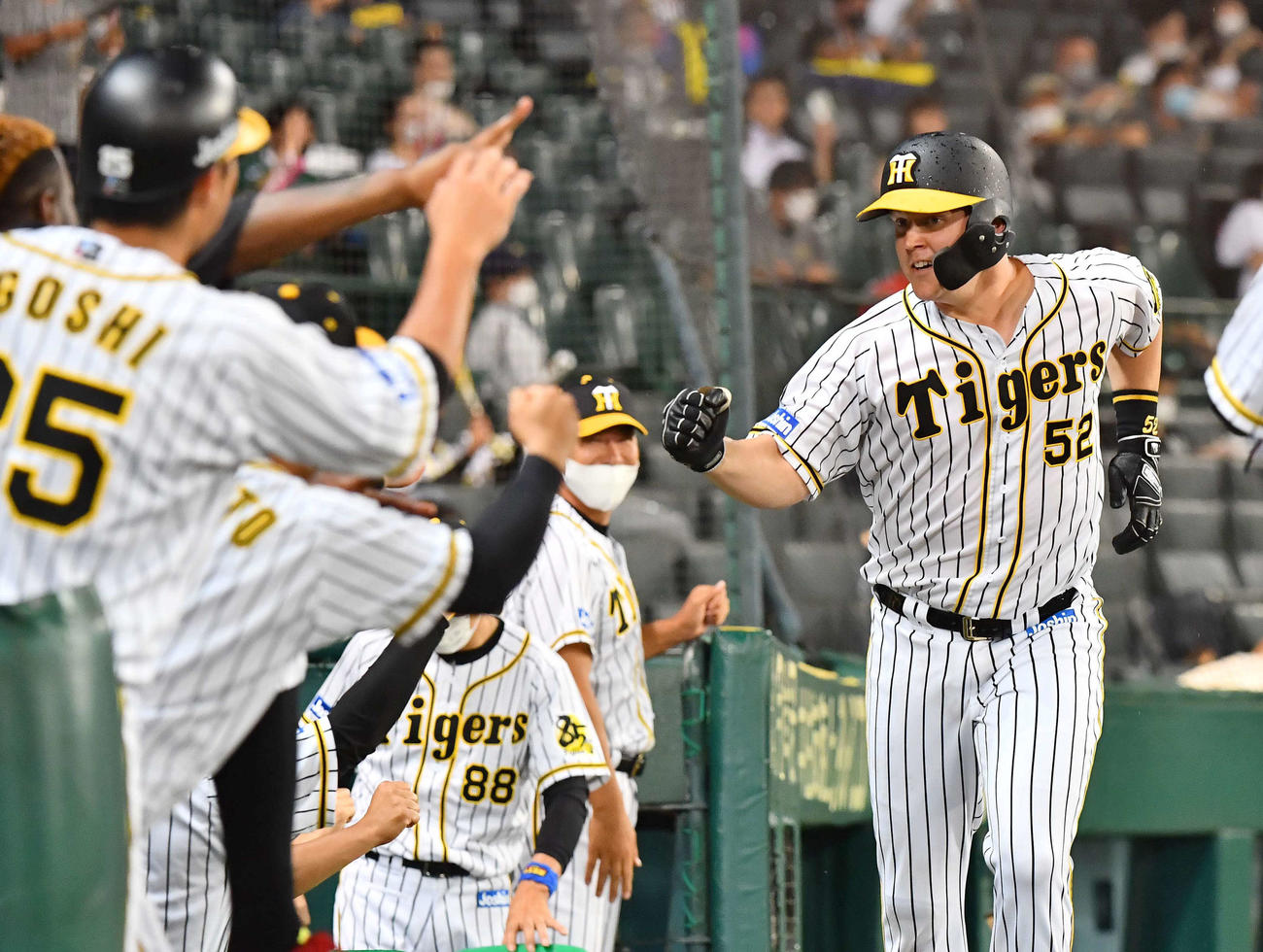 阪神対広島　8回裏阪神1死、右越えに勝ち越しソロ本塁打を放ったサンズはガッツポーズをしながらベンチ前を走り抜ける（撮影・上田博志）