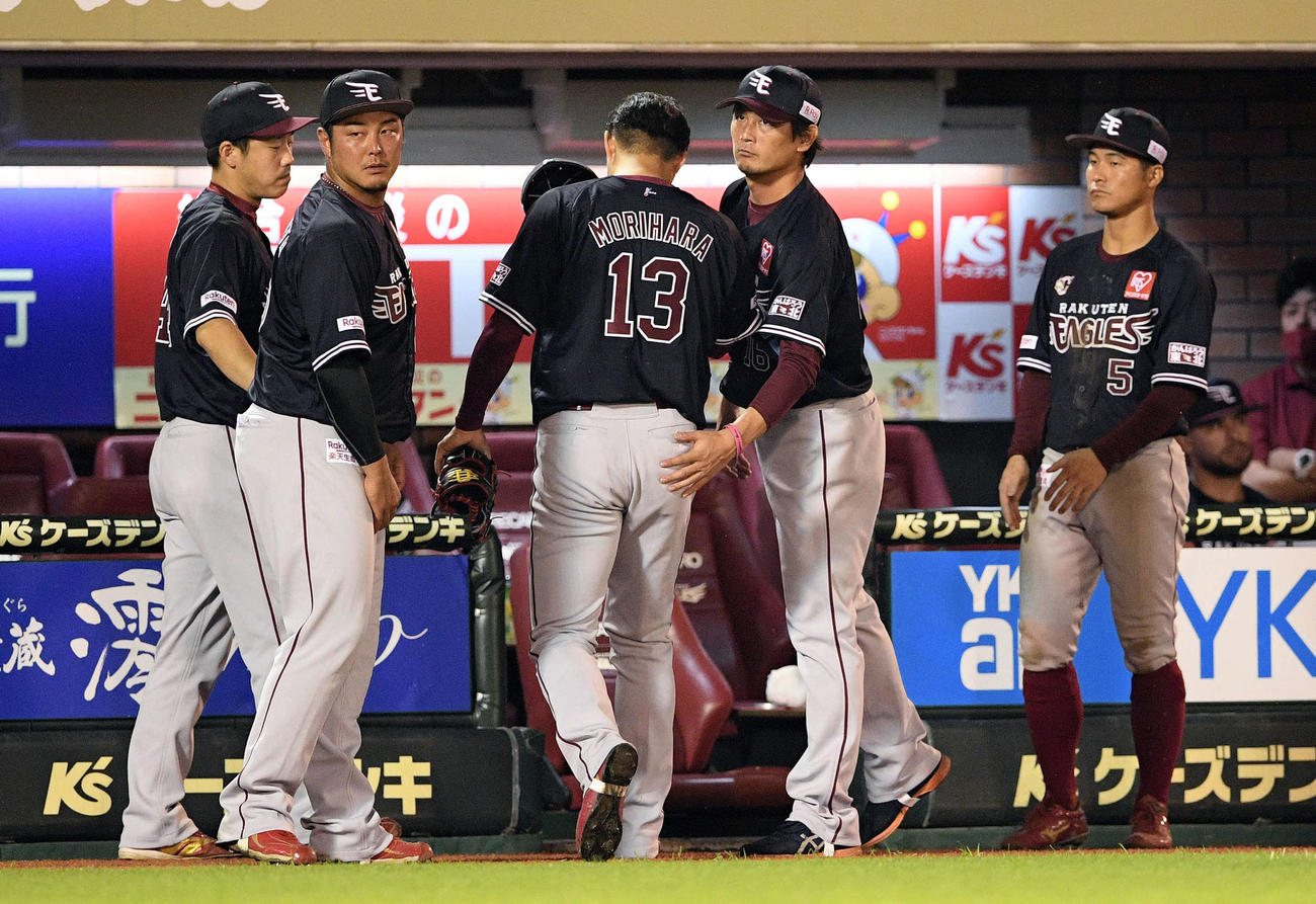 楽天対オリックス　9回表、交代しベンチへ引き揚げる楽天森原（中央）を出迎える涌井（右から2人目）（撮影・滝沢徹郎）